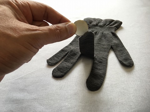 磁石にくっつく糸で編んだ手袋